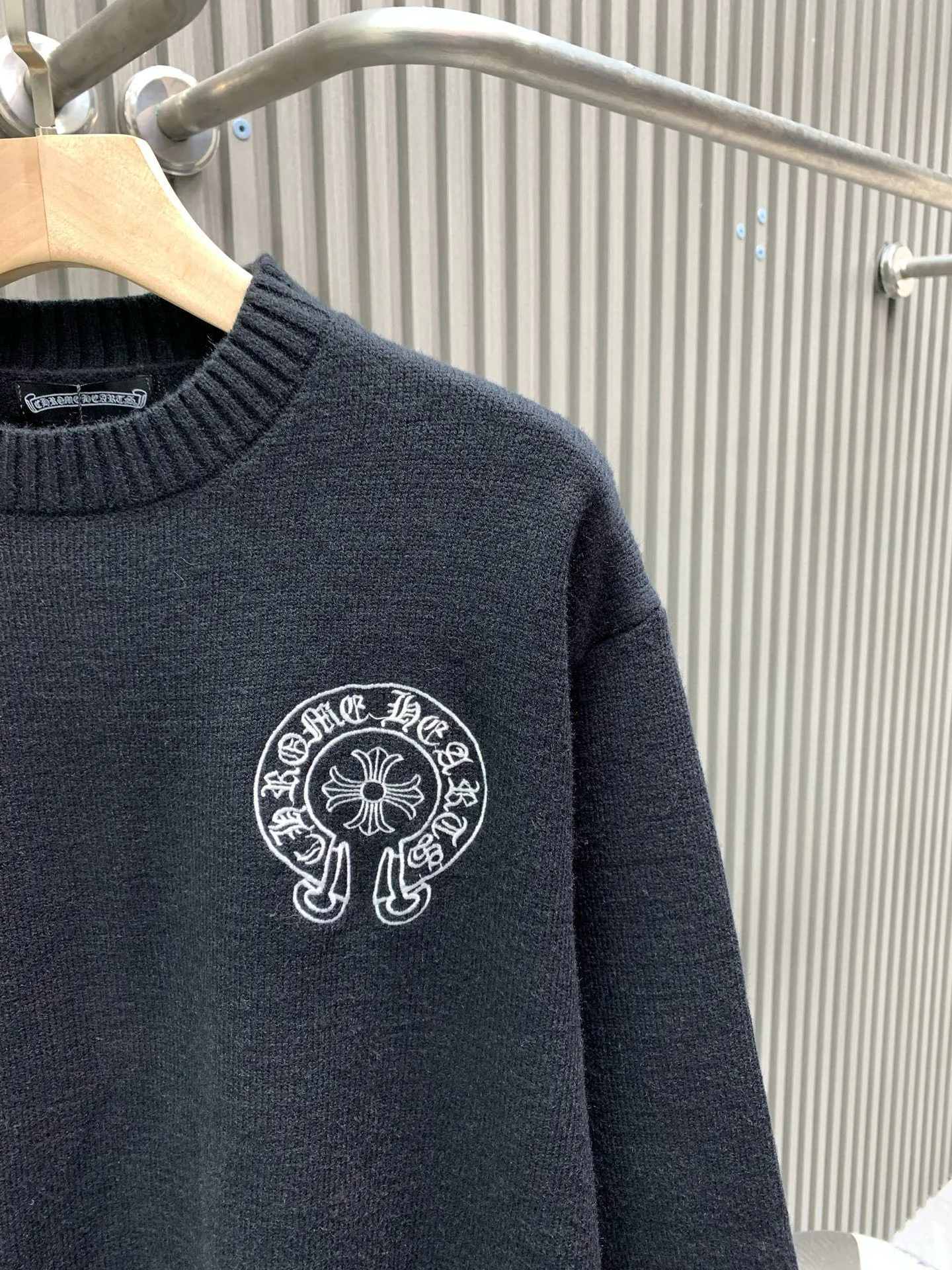 P360 Chrome Hearts 2025 new Sanskrit cross-flower knitted pullover in autumn and winter. The fabric is made of pure cotton wool. It has a delicate and soft touch. The texture is breathable. It is matched with 1x1 thread in the same cylinder. The collar thread is a pure cotton zipper thread. The back is made of imported embroidery machine and is not easy to fall off. It is super delicate. It is like a ceiling. The hangtags are all developed and customized according to the original version. It adopts a box-cut design, which is more simple and loose, and also hides meat and skinny products. The product is extremely difficult. Extremely white and youthful, suitable for both men and women. It is an indispensable simple item in autumn. Positioned tailoring. Oversize. Loose fit. Full of details. Customized matching accessories. Leather embossed craftsmanship. The style is rock and roll retro. The workmanship and texture are first-class. The three labels are consistent. The packaging bag has a logo. It is tall and can be worn by both men and women.
